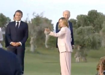 At the G7, Biden seems to stray and is dragged back by Meloni; the White House claims that the video is skewed.