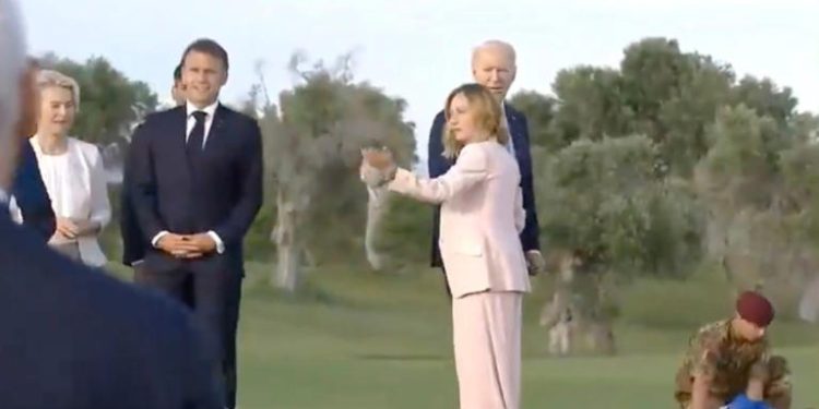 At the G7, Biden seems to stray and is dragged back by Meloni; the White House claims that the video is skewed.