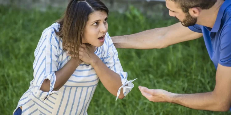 Ways to Conduct the Heimlich Maneuvers on Oneself