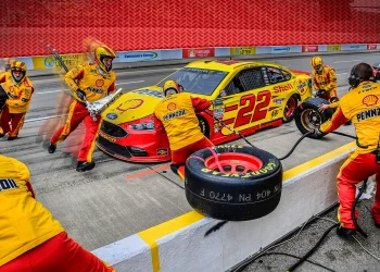 How much does the pit crew at Nascar make?
