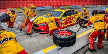 How much does the pit crew at Nascar make?